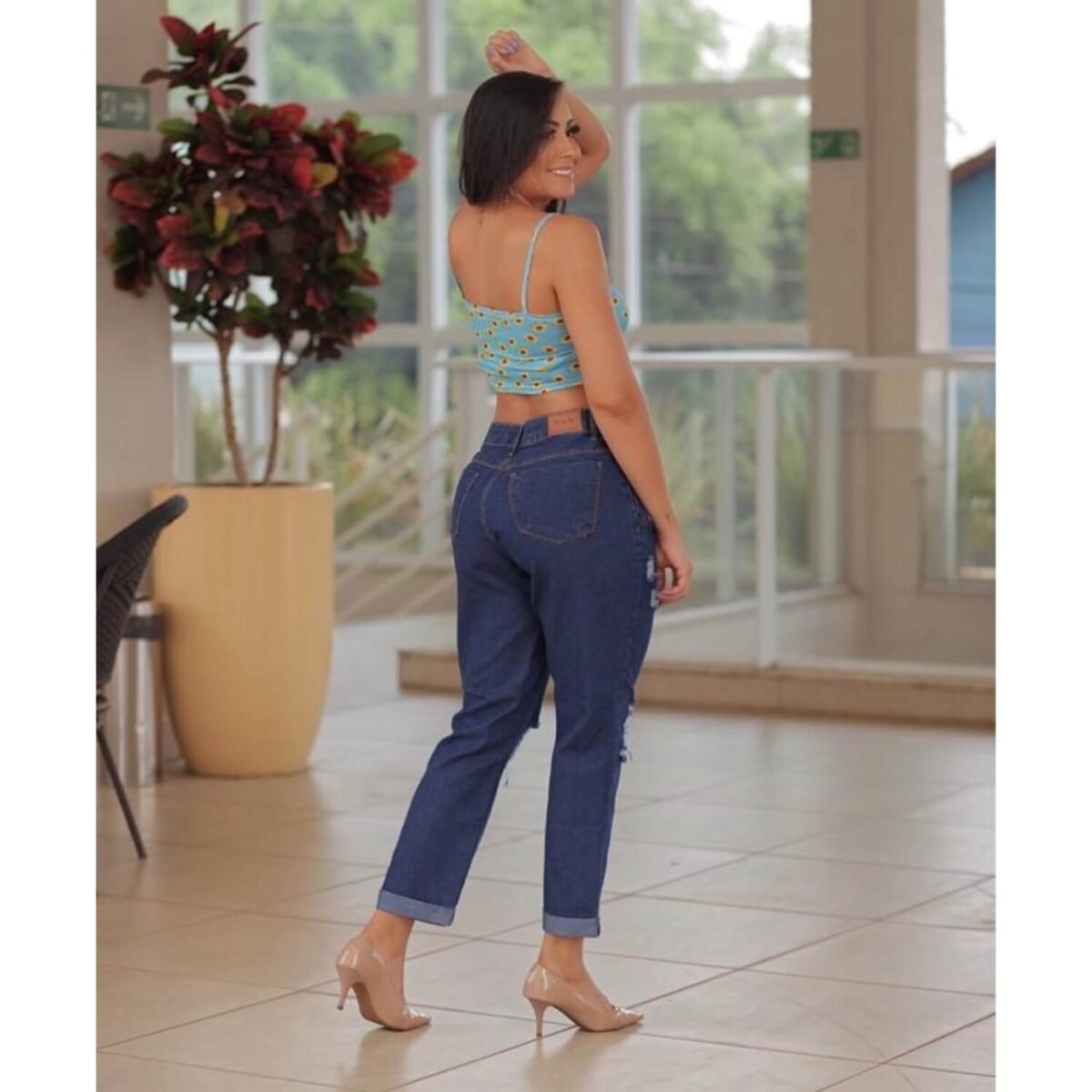 CALÇA JEANS MOM BARRA DOBRADADA NAVALHADA NO JOELHO ESCURA – LINCE JEANS